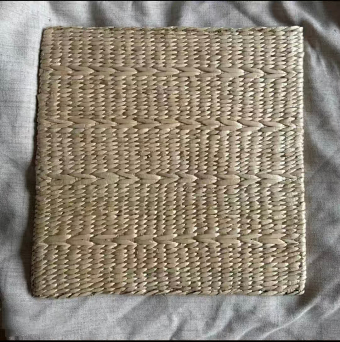 Wicker circular seating mat, tatami for balconies and patios – a comfortable mat for meditation and yoga practice, also serves as a cup holder.