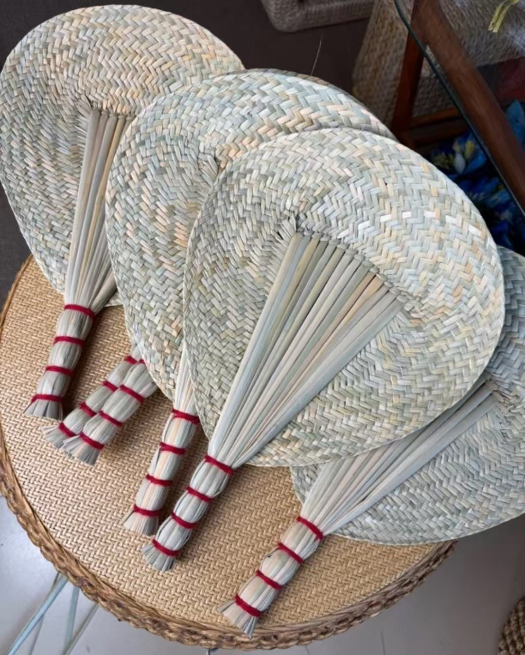 A naturally grown cattail straw fan, hand-woven in a traditional Chinese style. This bamboo fan is an excellent item for keeping cool in the summer, with a retro design and a distinct Chinese aesthetic.