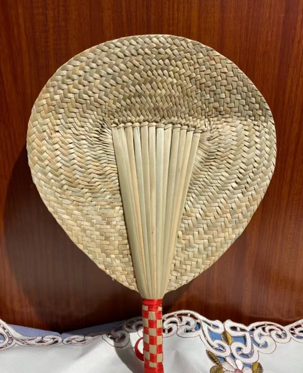 A naturally grown cattail straw fan, hand-woven in a traditional Chinese style. This bamboo fan is an excellent item for keeping cool in the summer, with a retro design and a distinct Chinese aesthetic.