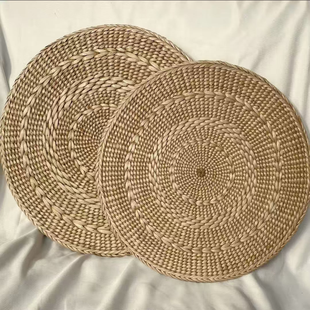 Wicker circular seating mat, tatami for balconies and patios – a comfortable mat for meditation and yoga practice, also serves as a cup holder.