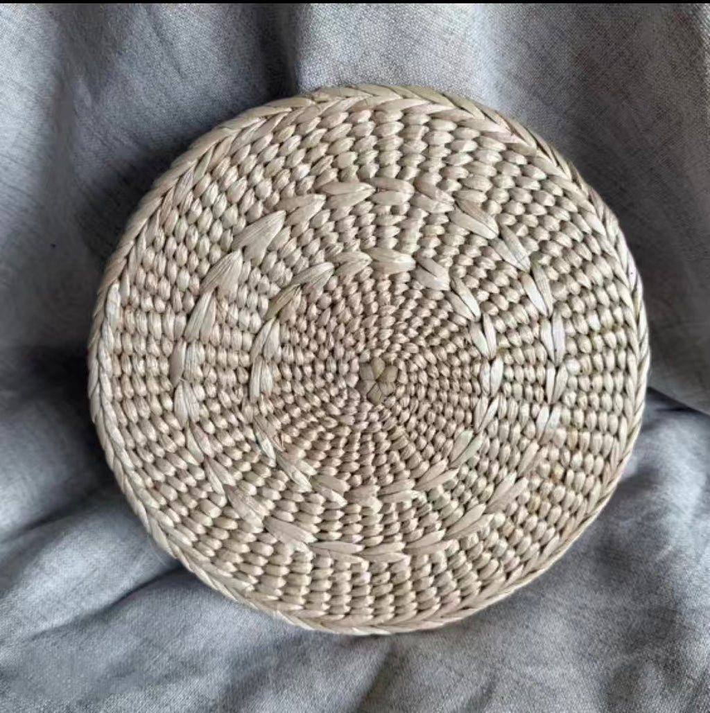 Wicker circular seating mat, tatami for balconies and patios – a comfortable mat for meditation and yoga practice, also serves as a cup holder.