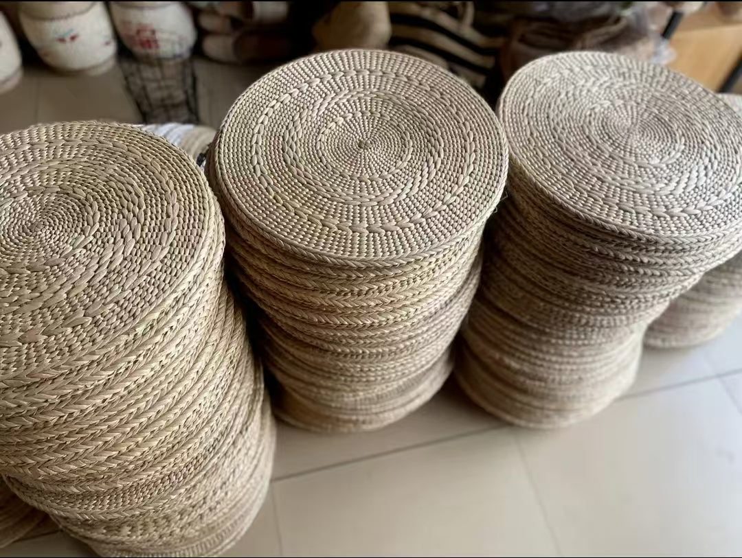 Wicker circular seating mat, tatami for balconies and patios – a comfortable mat for meditation and yoga practice, also serves as a cup holder.