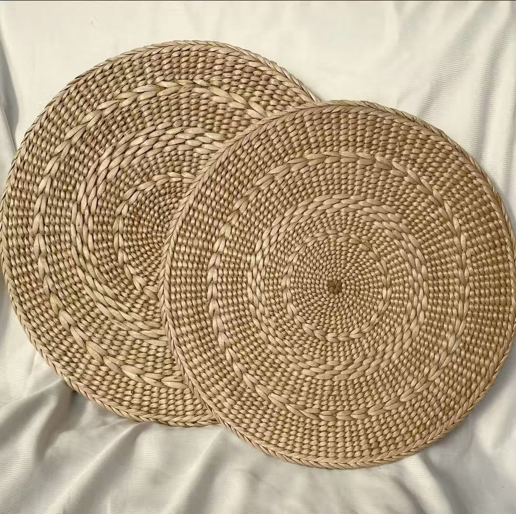 Wicker circular seating mat, tatami for balconies and patios – a comfortable mat for meditation and yoga practice, also serves as a cup holder.