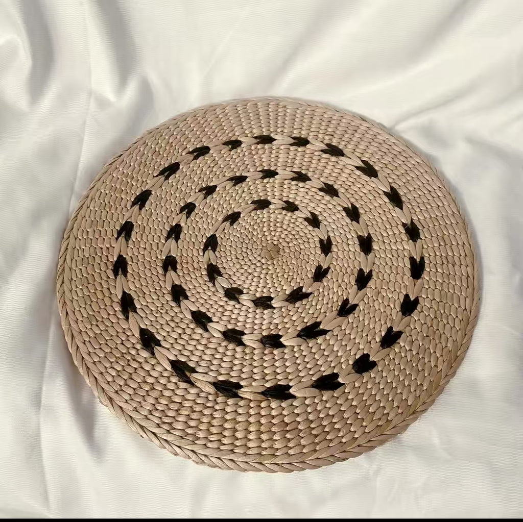 Wicker circular seating mat, tatami for balconies and patios – a comfortable mat for meditation and yoga practice, also serves as a cup holder.